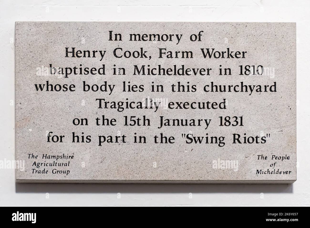 Gedenktafel für den Teilnehmer der Swing Riots, Henry Cook, ein Landarbeiter, der für seinen Teil an den Unruhen in der St. Mary's Church, Micheldever, Hampshire, Großbritannien, hingerichtet wurde Stockfoto
