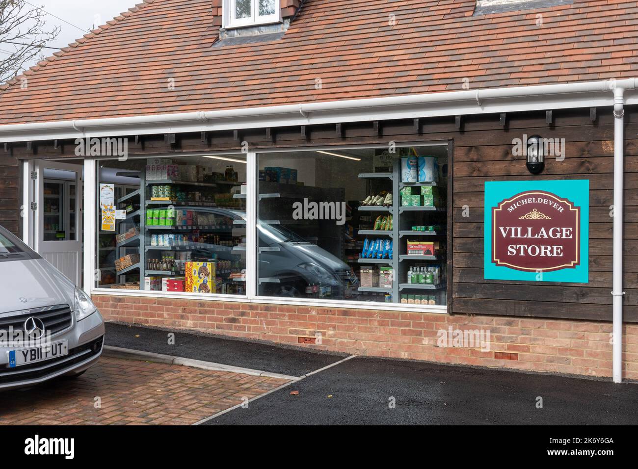 Micheldever Village Store, Hampshire, England, Großbritannien, kleines Einzelhandelsunternehmen, das die lokale Gemeinschaft betreut Stockfoto
