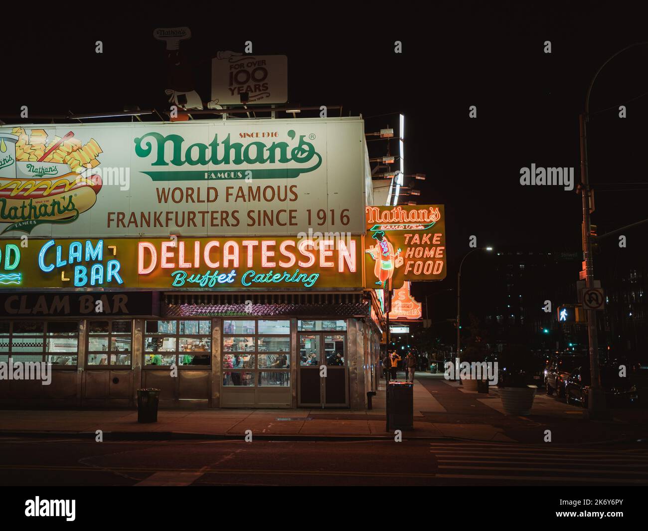 Nathans berühmte Neonschilder bei Nacht in Coney Island, Brooklyn, New York Stockfoto