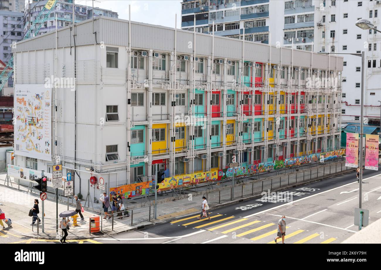 Das Übergangsprojekt Nam Cheong 220 des Hongkonger Sozialrats (HKCSS) ist in der Nam Cheong Street in Sham Shui Po zu sehen. Nam Cheong 220 ist das erste soziale Stahlbauprojekt in Hongkong, das die modulare integrierte Konstruktionstechnologie (MIC) übernommen hat. Das Projekt richtet sich an diejenigen, die seit mindestens drei Jahren auf öffentliche Mietwohnungen (PRH) gewartet haben und unzureichend untergebracht sind oder die dringend Unterstützung durch die Gemeinschaft benötigen. Es bietet ihnen ein menschenwürdiges Wohnumfeld, bevor sie das erste Angebot an Wohnungen erhalten. 05OCT22 SCMP/Yi Stockfoto