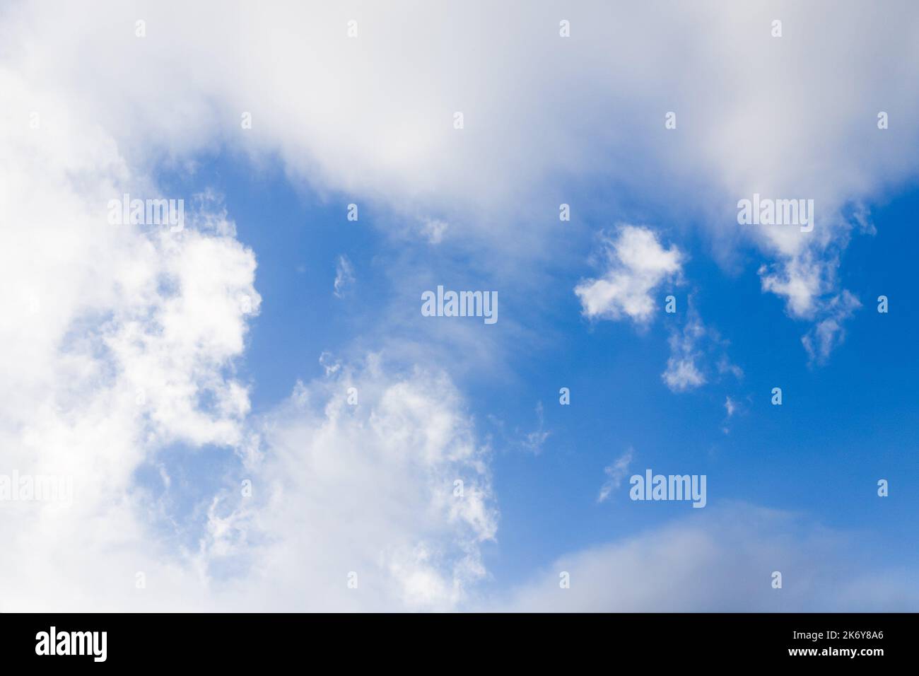 Weicher blauer Himmel mit weißen Wolken, pastellfarbener Hintergrund Stockfoto