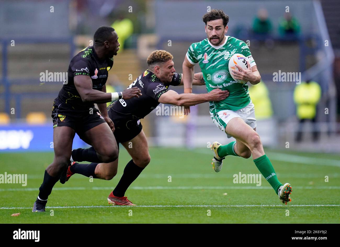 Der irische Toby King (rechts) wird von Jamaikas James Woodburn-Hall während des Rugby League World Cup-Spiels der Gruppe C im Headingley Stadium, Leeds, angegangen. Bilddatum: Sonntag, 16. Oktober 2022. Stockfoto