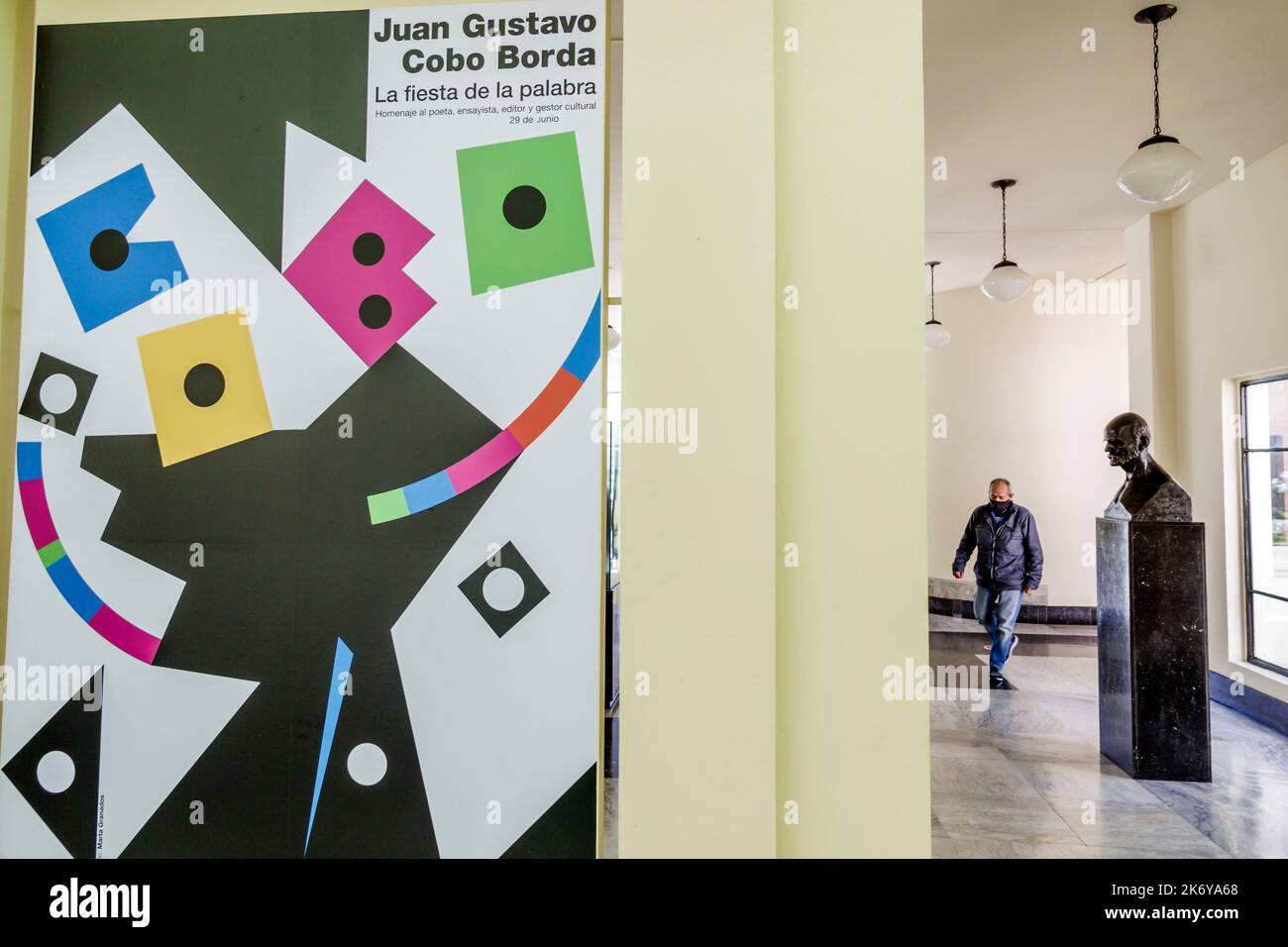 Bogota Colombia,Santa Fe Biblioteca Nacional de Colombia National Library of Colombia,Ausstellungsposter Juan Gustabo Cobo Borda Mann Männer männlich Erwachsene adu Stockfoto