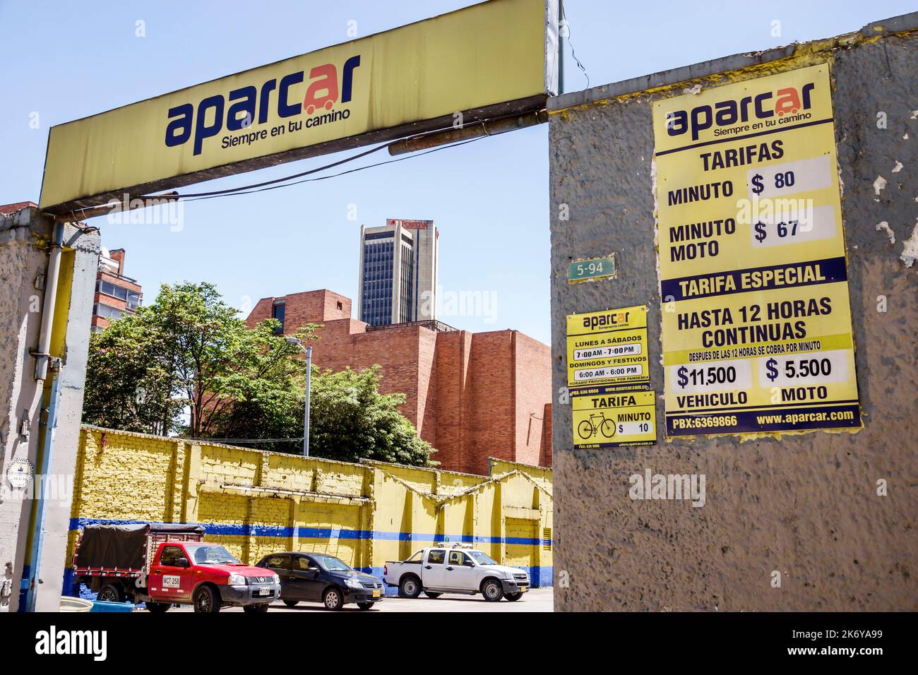 Bogota Kolumbien, Santa Fe, Vordereingang Parkplatz Parkplatz Schild Informationen Preise Preise Preise Preise, kolumbianische Kolumbianer Hispanic Hispanics South Ameri Stockfoto