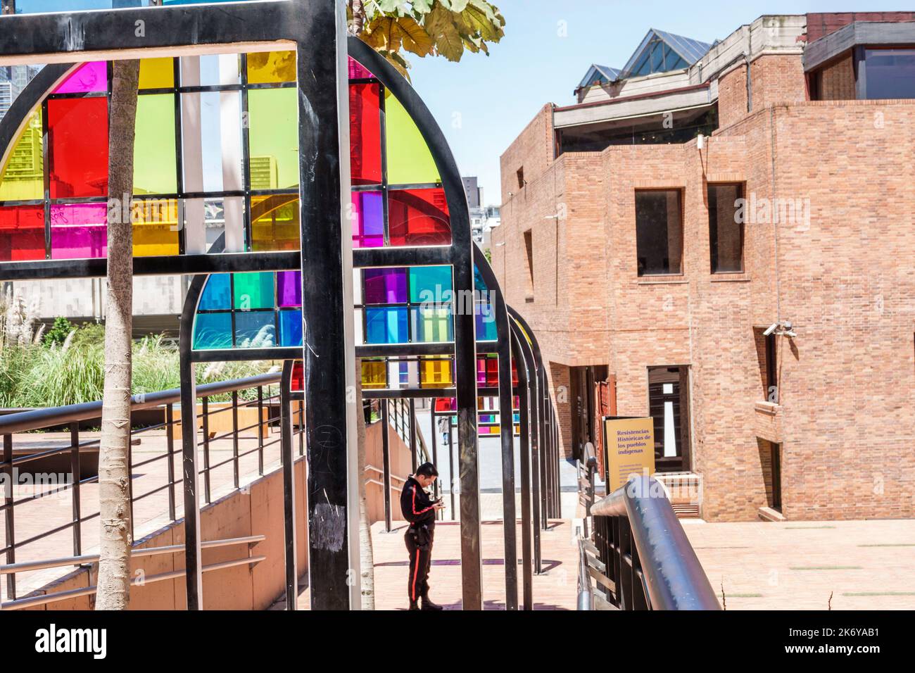 Bogota Kolumbien,Santa Fe Museo de Arte Moderno de Bogota MAMBO Museum für Moderne Kunst von Bogota außerhalb Gebäude, von Daniel Buren farbig Stockfoto