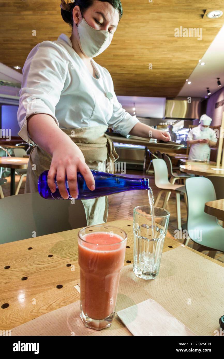 Bogota Kolumbien, Santa Fe Museo de Arte Moderno de Bogota MAMBO Smoothie Gießen von Mineralwasser Modern Art Museum of Bogota Crepes & Waffeln innen Stockfoto