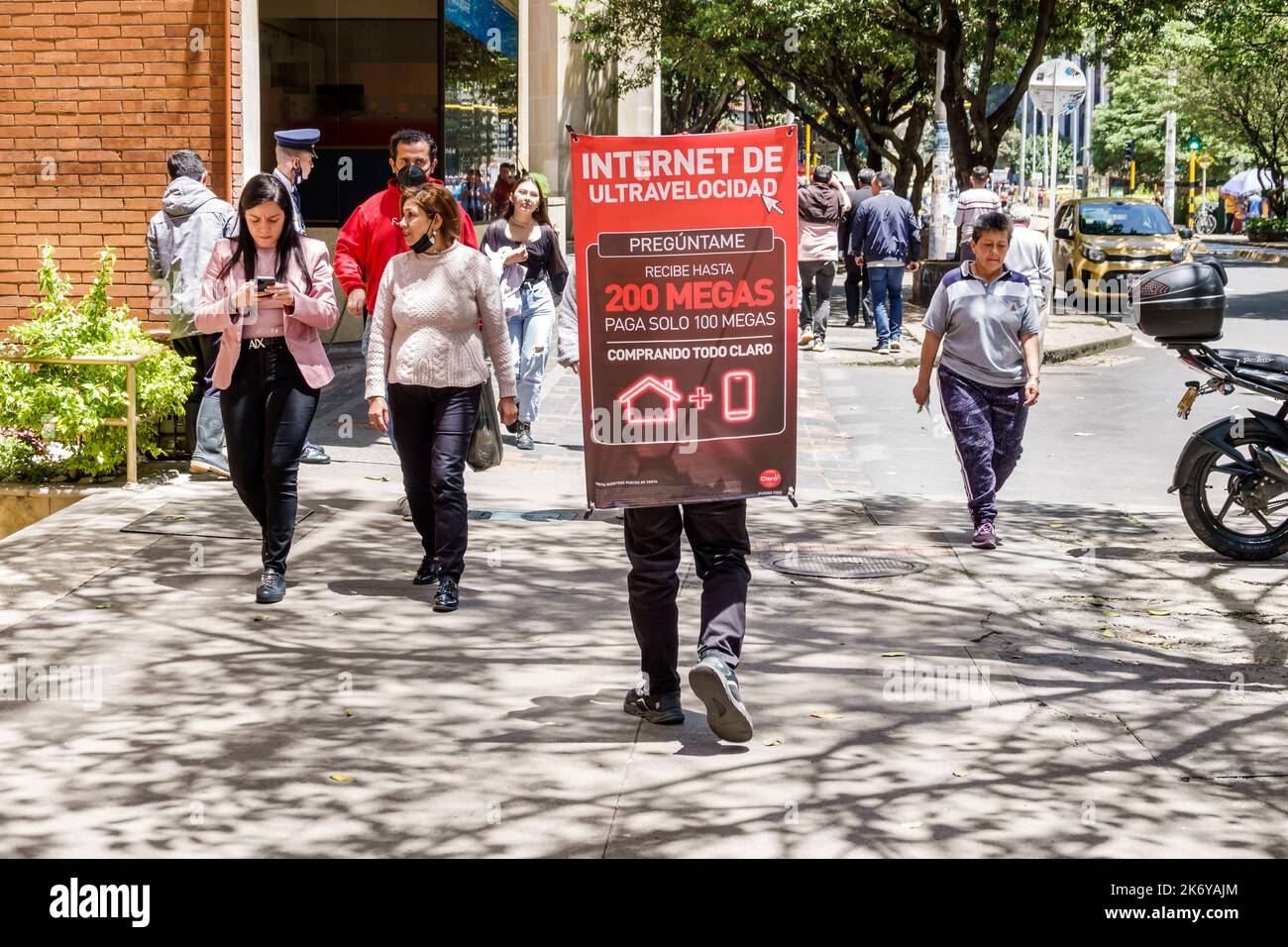 Bogota Kolumbien, Santa Fe, Frau Frauen Frau Dame Erwachsene Erwachsene, Marketing-Schild Walker menschliche Plakatwand High-Speed-Internet-Angebot Anbieter Claro Zeichen info Stockfoto