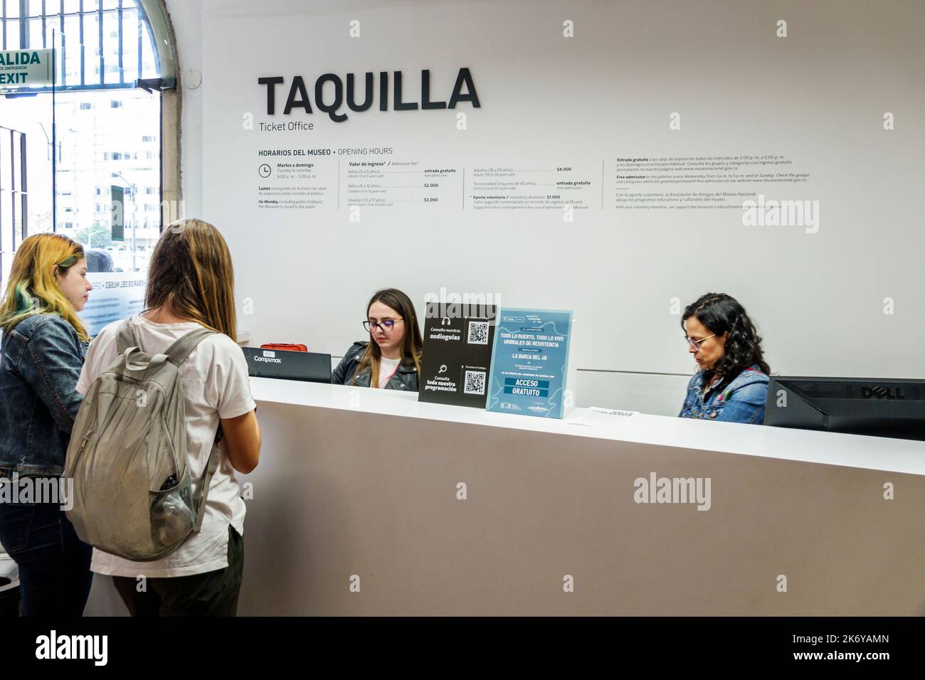 Bogota Kolumbien, Santa Fe Museo Nacional de Colombia Nationalmuseum von Kolumbien innen Eintritt Ticket Rezeption Rezeption, Frau wo Stockfoto