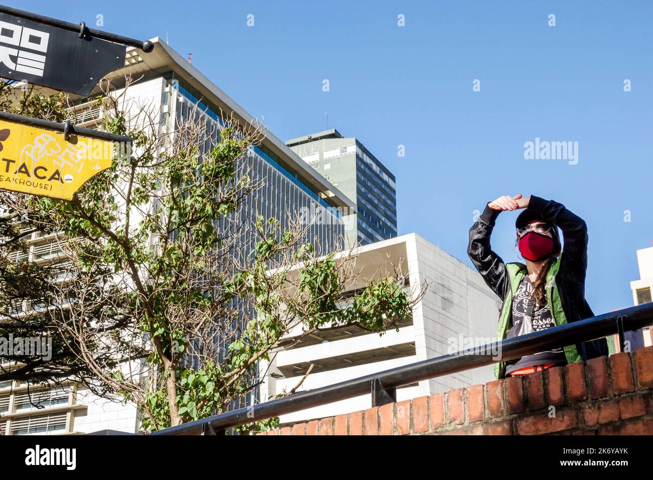 Bogota Kolumbien, Santa Fe Hochhäuser Wolkenkratzer Hochhäuser Gebäude Stadt städtische Skyline Skylines, Frau Frauen Frau Erwachsene adul Stockfoto
