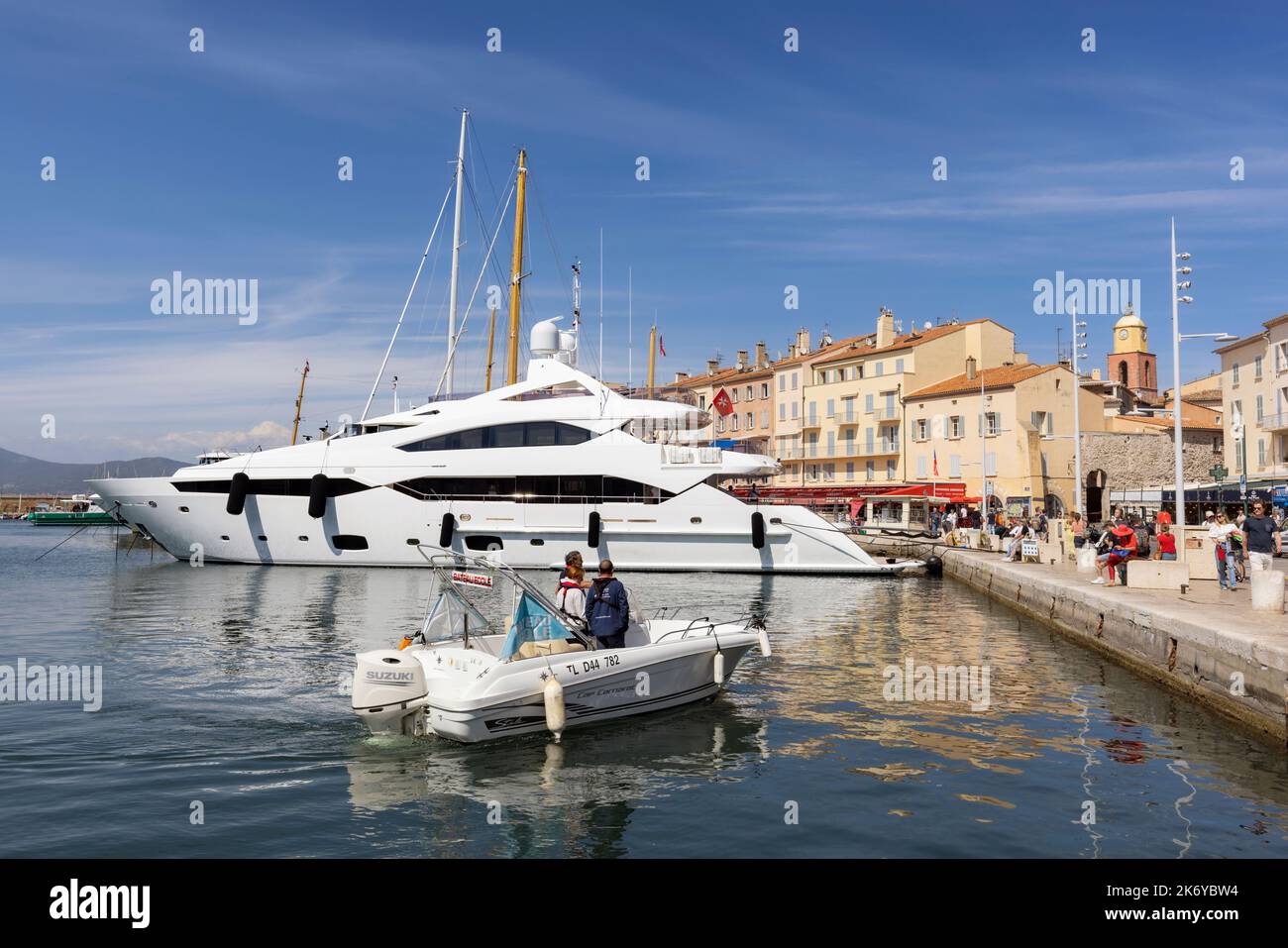 Saint-Tropez, Cote d'Azur, Französische Riviera, Provence, Frankreich. An der Hafenpromenade vertäuten Yachten und Luxuskreuzfahrtschiffe. Stockfoto