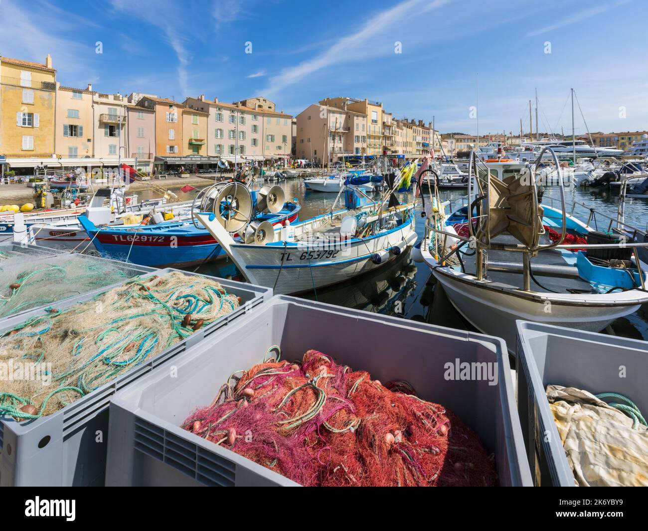 Saint-Tropez, Cote d'Azur, Französische Riviera, Provence, Frankreich. Der alte Fischerhafen. Vieux Port de Peche. Stockfoto