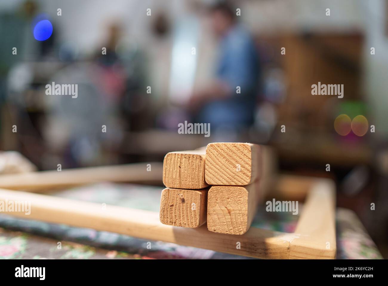 Holzlatten in der Zimmerei - Fokus auf das Thema und verschwommener Hintergrund - Kunst und Handwerk Business Lifestyle Konzept - kopieren Raum auf Unschärfe-Bereich Stockfoto
