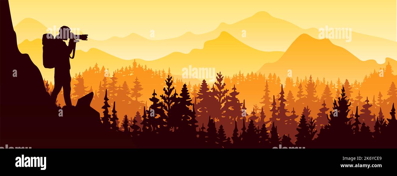 Fotograf steht auf dem Felsen fotografieren Landschaft. Berge und Wald im Hintergrund. Orangefarbene und gelbe Silhouette Illustration. Stockfoto