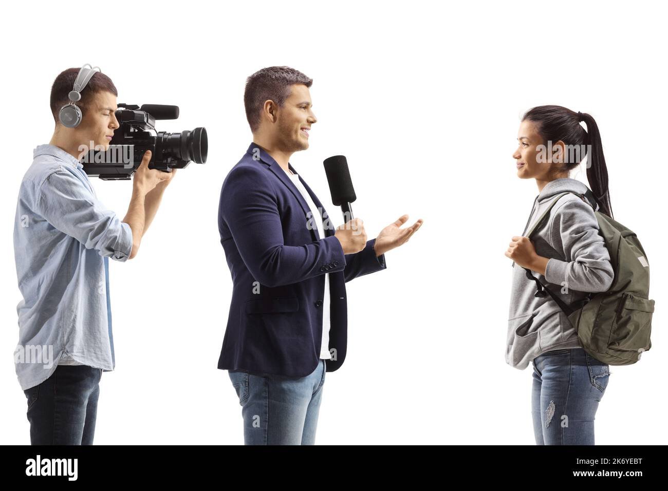 Mann mit einem Mikrofon und einem Kameramann, der eine Studentin interviewte, isoliert auf weißem Hintergrund Stockfoto