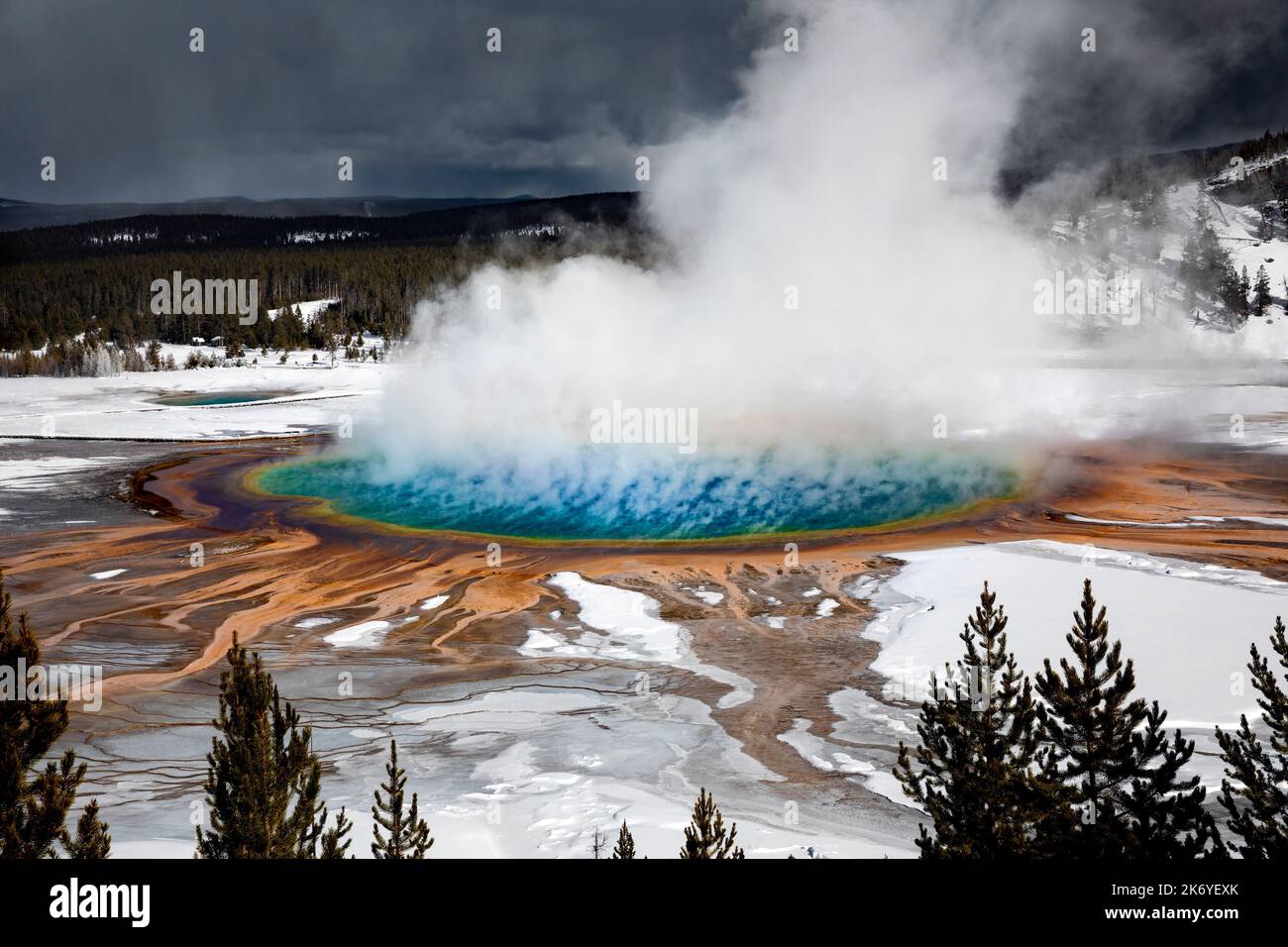 WY05099-00..... WYOMING - Winteransicht des Grand Prismatic Spring im Midway Geyser Basin des Yellowstone National Park. Stockfoto