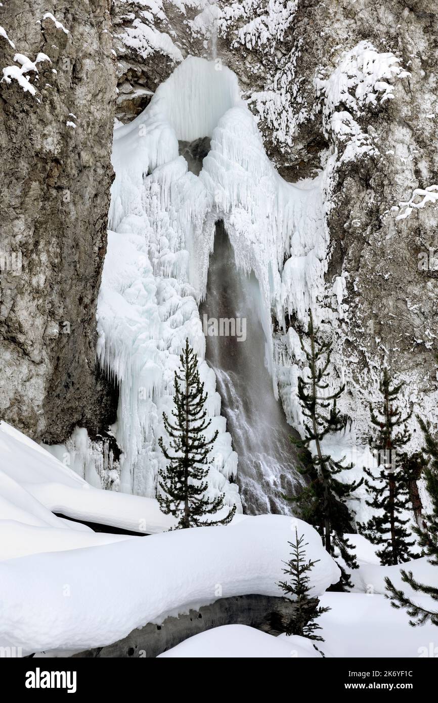 WY05101-00..... WYOMING - Frozen Fairy Falls im Midway Geyser Basin des Yellowstone National Park. Stockfoto