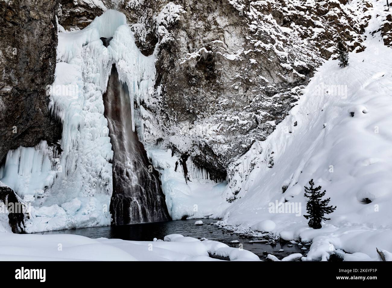 WY05102-00..... WYOMING - Frozen Fairy Falls im Midway Geyser Basin des Yellowstone National Park. Stockfoto