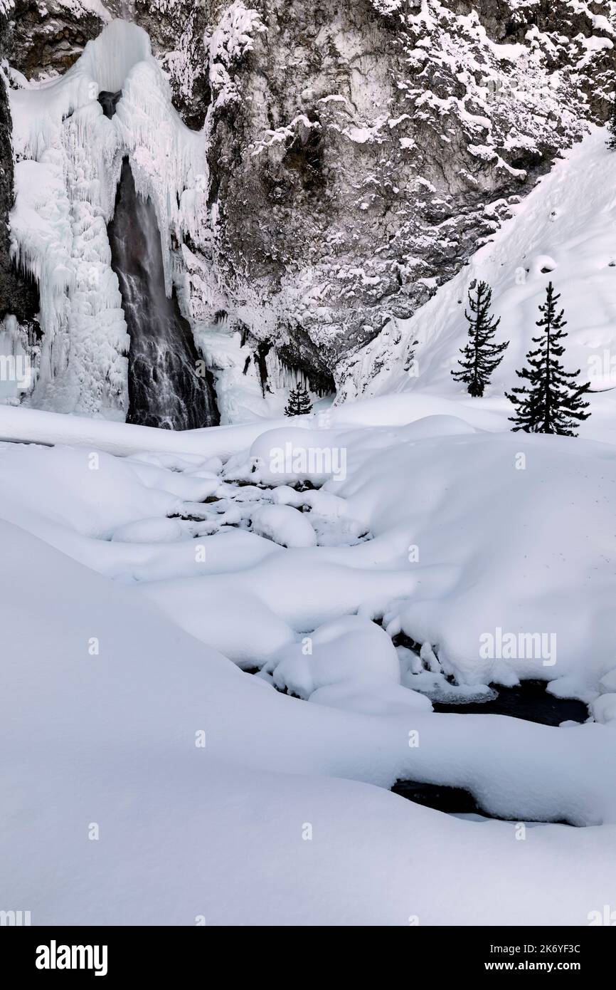 WY05104-00..... WYOMING - Frozen Fairy Falls im Midway Geyser Basin des Yellowstone National Park. Stockfoto