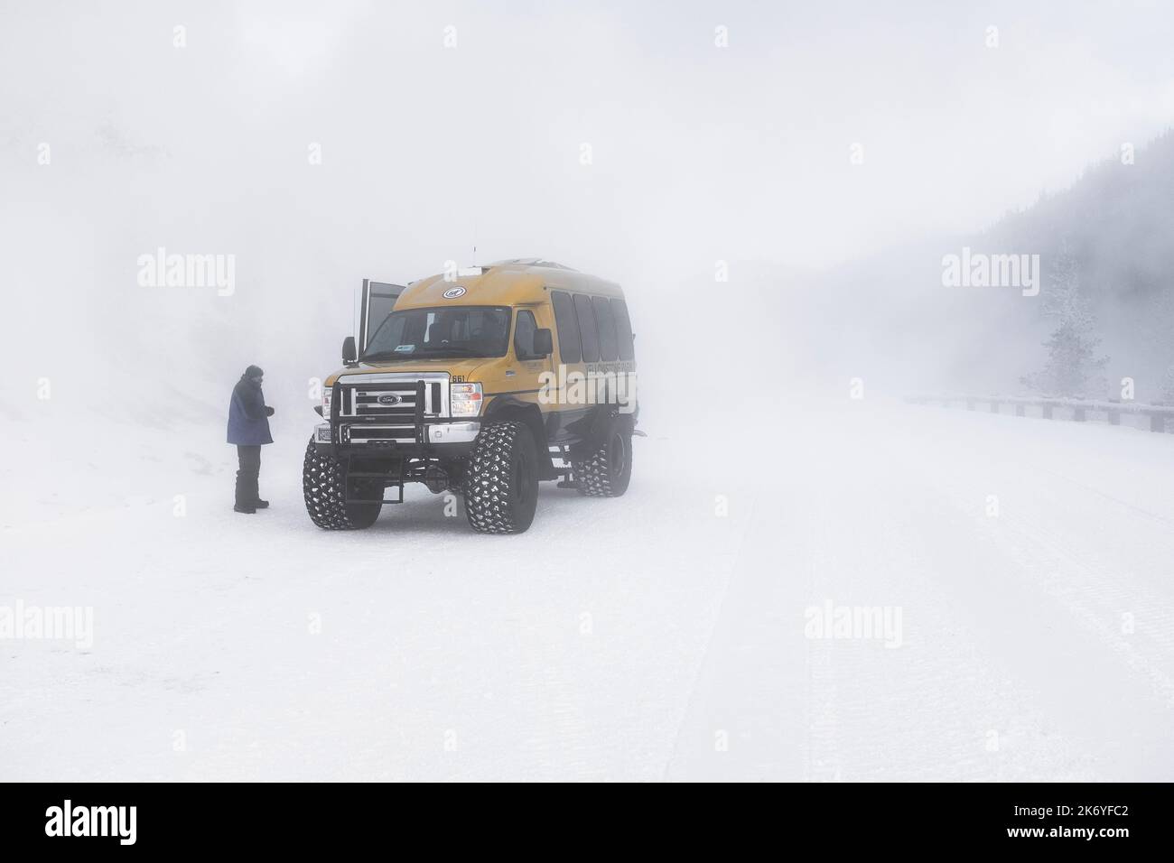 WY05118-00....Wyoming - Wintertransport vehical im Yellowstone Nationalpark. Stockfoto