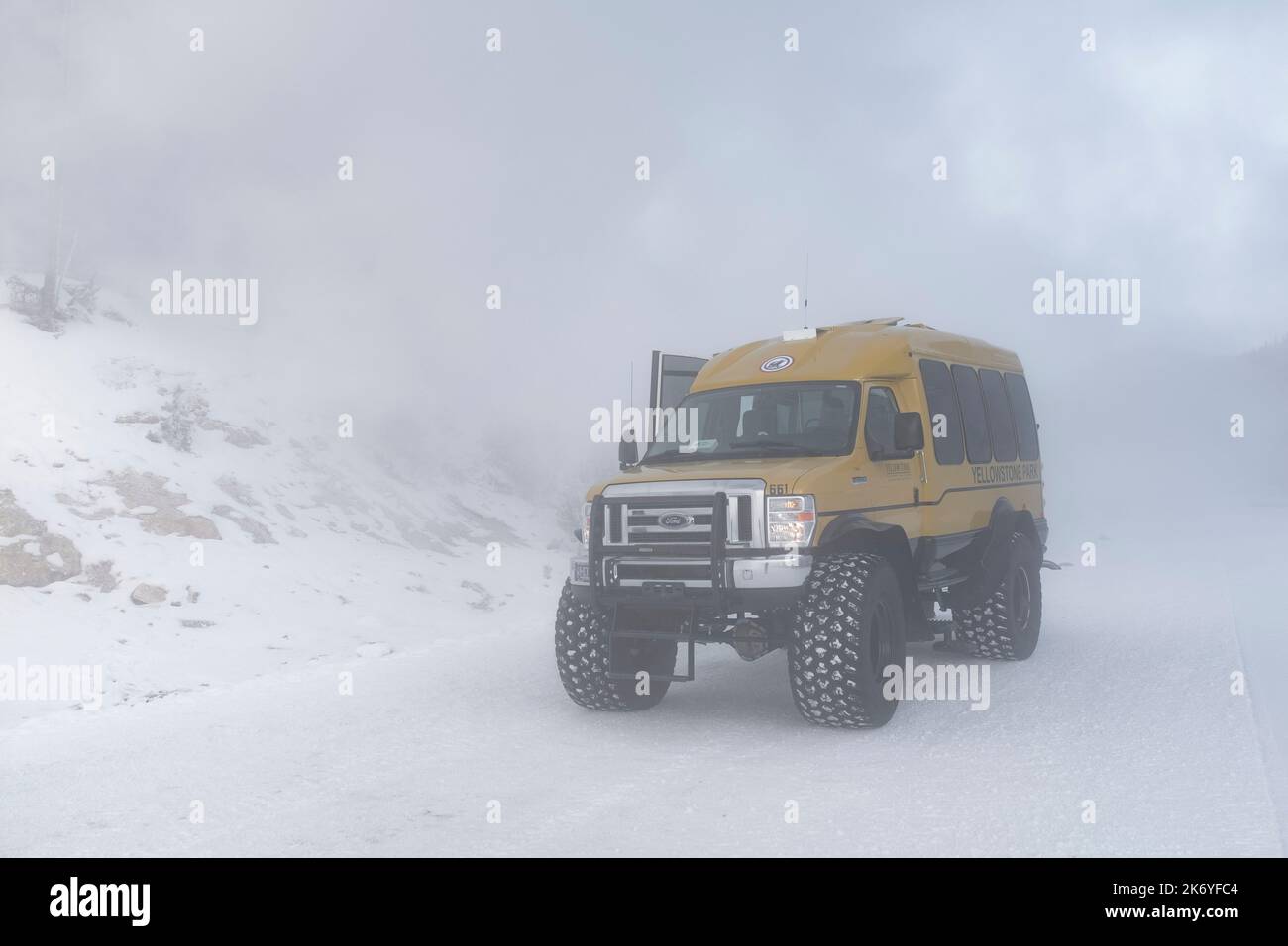 WY05119-00....Wyoming - Wintertransport vehical im Yellowstone Nationalpark. Stockfoto
