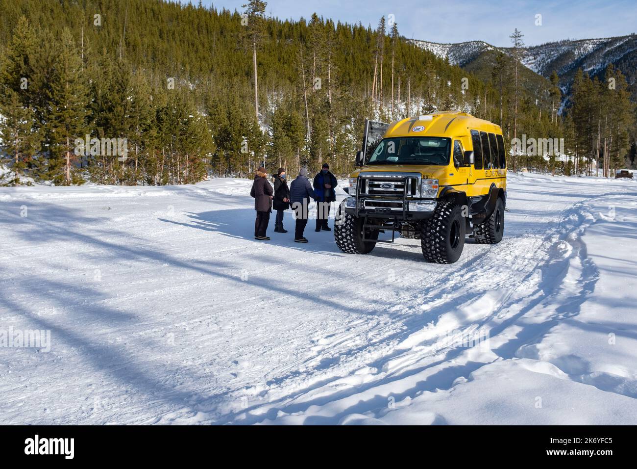 WY05120-00....Wyoming - Wintertransport vehical im Yellowstone Nationalpark. Stockfoto