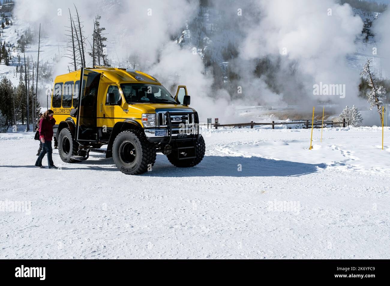 WY05121-00....Wyoming - Wintertransport vehical im Yellowstone Nationalpark. Stockfoto