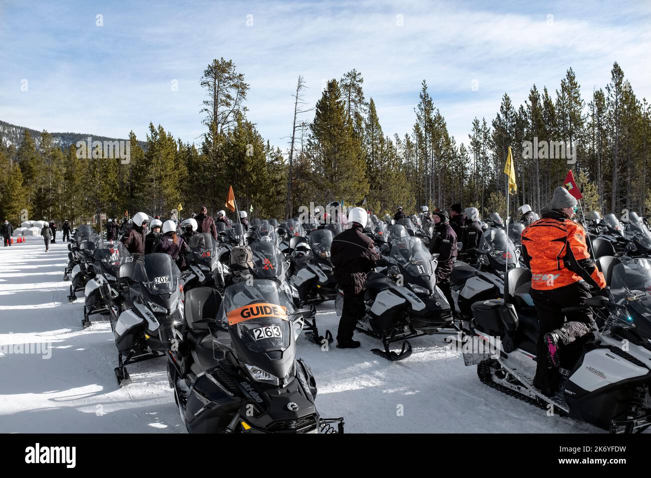 WY05123-00....Wyoming - Winter Schneemobile stehen am Noris Geyser Basin im Yellowstone National Park an. Stockfoto