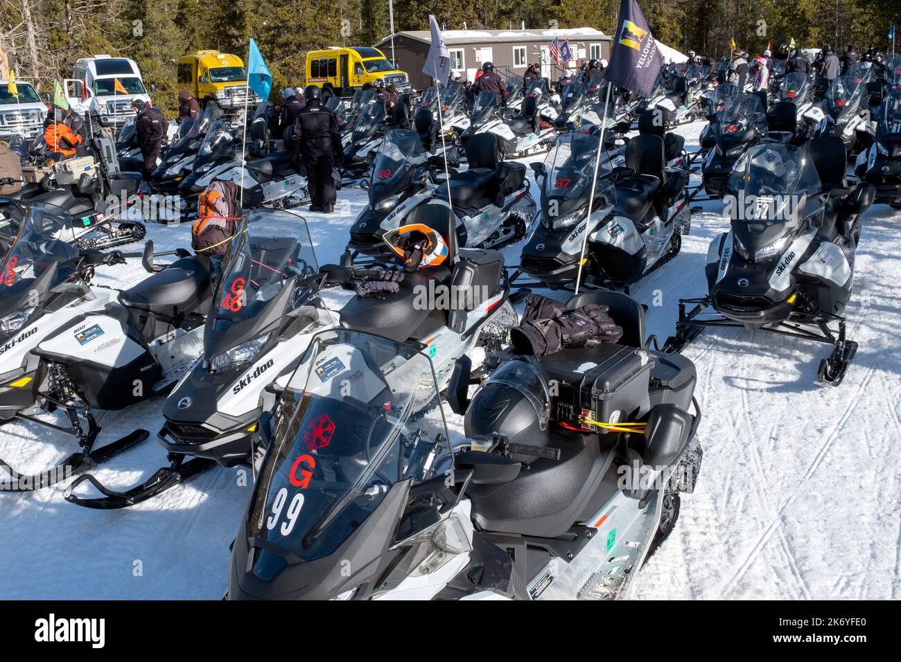 WY05124-00....Wyoming - Winter Schneemobile stehen am Noris Geyser Basin im Yellowstone National Park an. Stockfoto