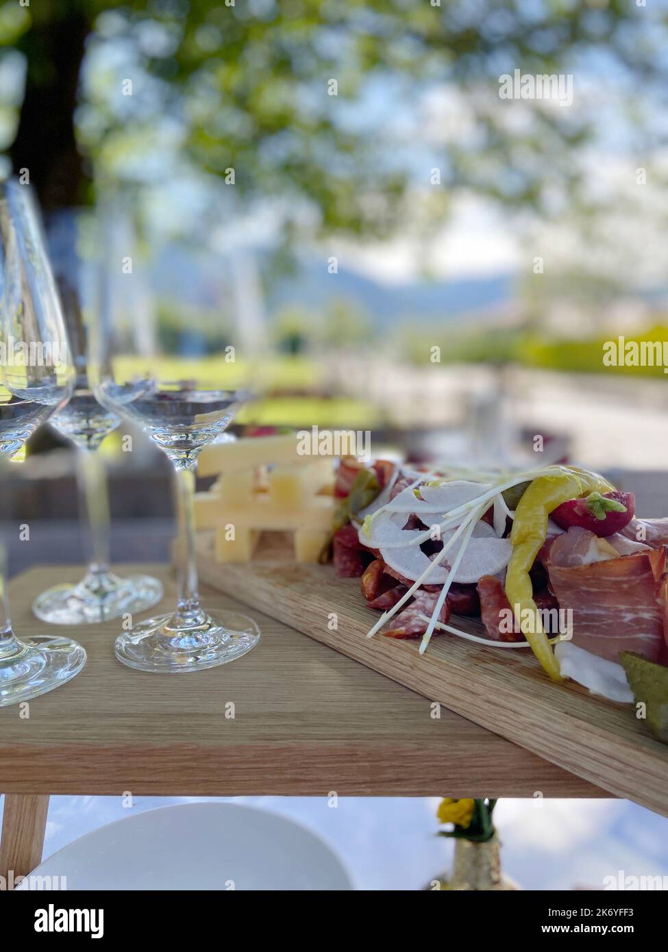 Im Sommer können Sie im Freien speisen. Der Ort war von den Alpen umgeben. Stockfoto