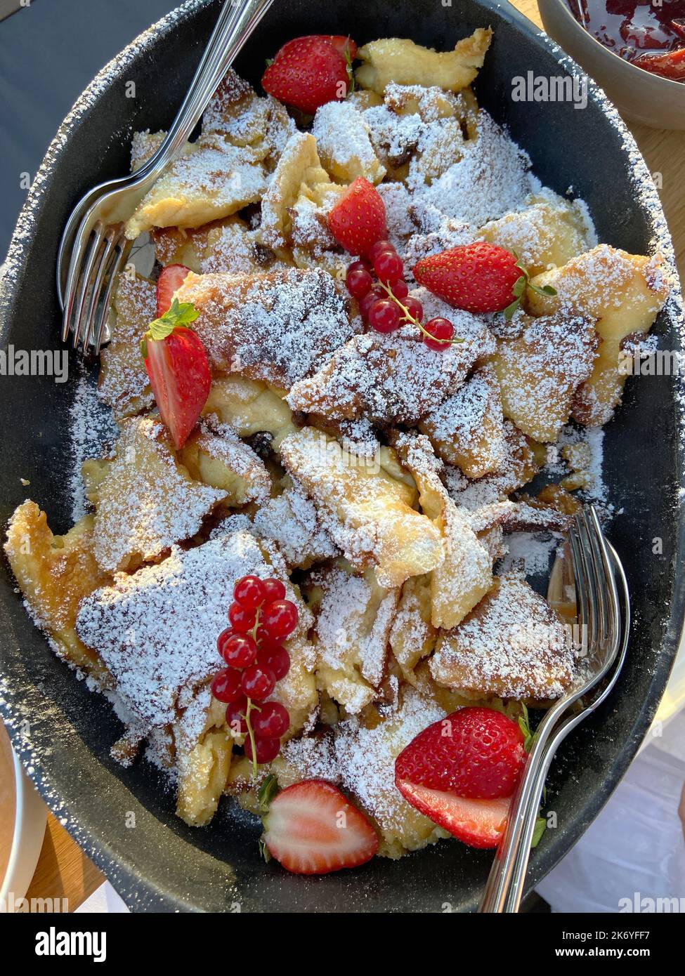 kaiserschmarrn, ein typisch deutsches Dessert. Es ist ein leicht gesüßter Pfannkuchen, der seinen Namen vom österreichischen Kaiser Franz Joseph I. hat Stockfoto