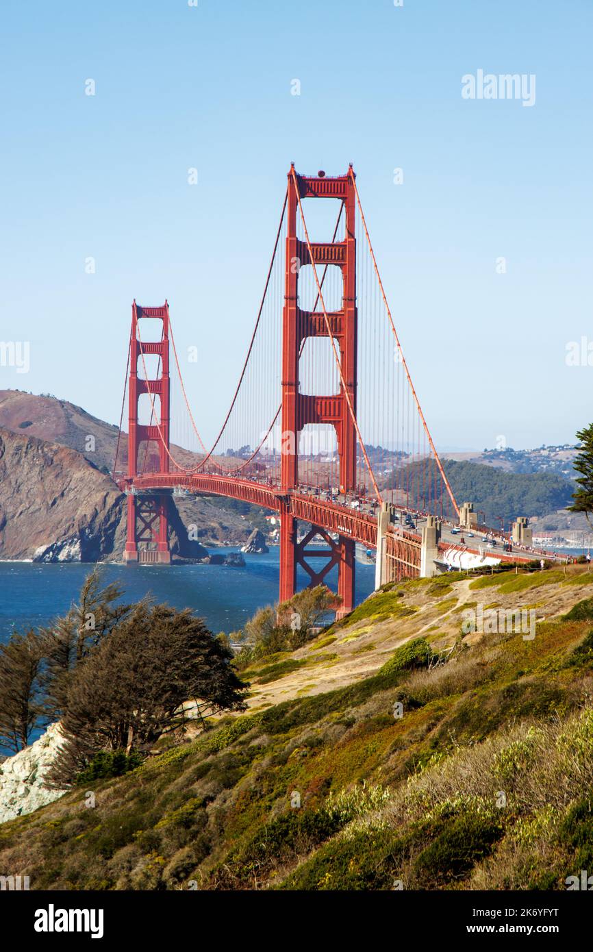 Berühmte Golden Gate Bridge in San Francisco mit einem klaren blauen Himmel und welligen Meer Stockfoto