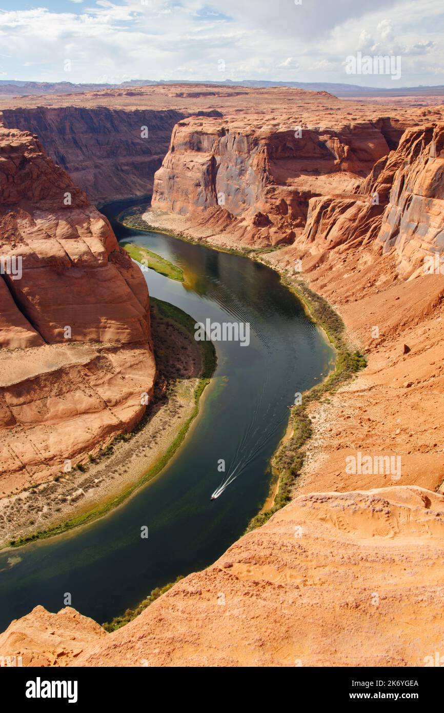 Blick auf die Horseshoe Bend des Colorado Flusses mit einem Motorboot im Fluss Stockfoto