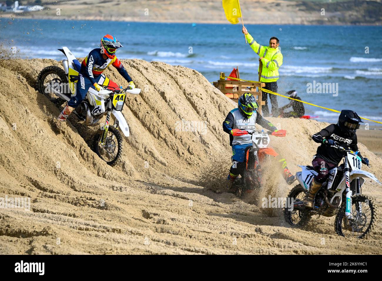 STRANDRENNEN IN WEYMOUTH - 9. OKTOBER 2022: Motorradfahrer fahren am Strand von Weymouth, Dorset, Großbritannien Stockfoto