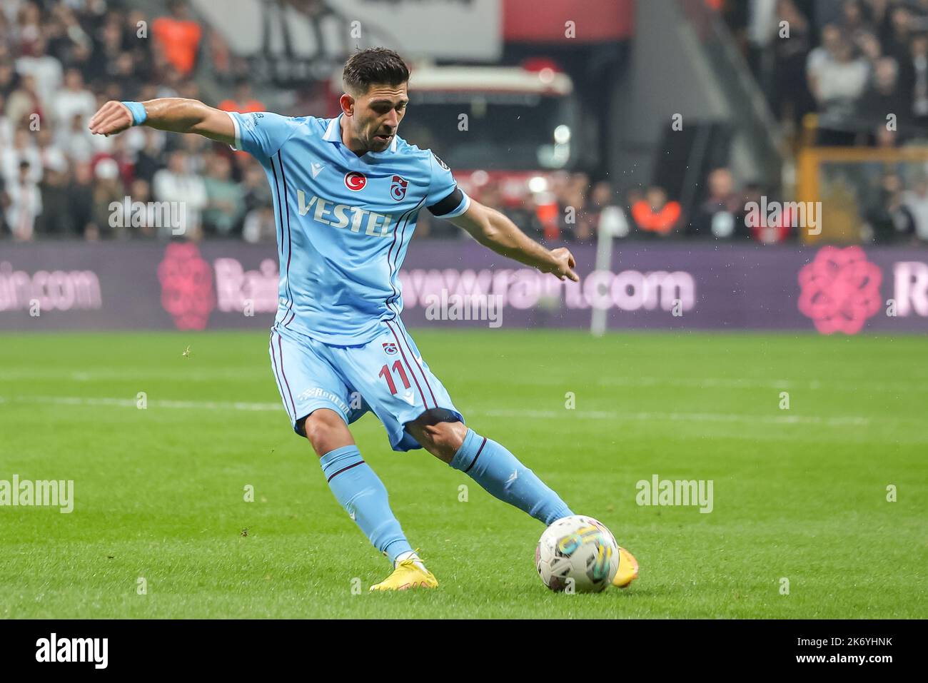 ISTANBUL, TÜRKEI - 16. OKTOBER: Anastasios Bakasetas von Trabzonspor beim türkischen Super Lig-Spiel zwischen Besiktas und Trapzonspor im Stadion Vodafone Park am 16. Oktober 2022 in Istanbul, Türkei (Foto: Orange Pictures) Stockfoto