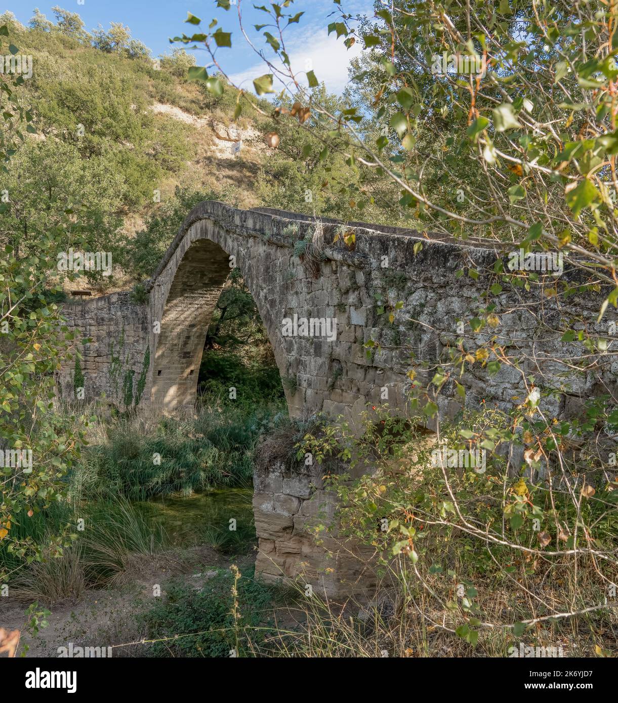 Eine mittelalterliche Ära spitz Bogen Steinfußbrücke in Spanien Stockfoto