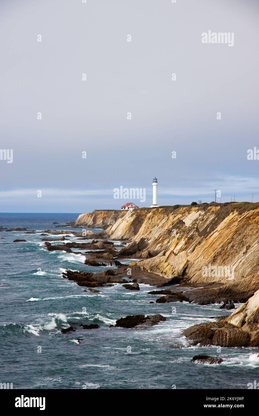 Blick auf den Point Arena Leuchtturm an einer felsigen Küste in Kalifornien auf der historischen Route 101 Stockfoto