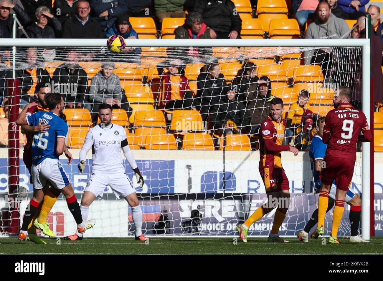 Motherwell, Großbritannien. 16. Oktober 2022. Motherwell spielte die Rangers in der Cinch Premiership im Fir Hill Stadium, Motherwell, Schottland, Großbritannien. Die Rangers gewannen 2 -1 mit Toren aus Tillman (53 Minuten) und Lundstram (69 Minuten). McKinstry erzielte für Motherwell (77 Minuten) nach einem Freistoß. Kredit: Findlay/Alamy Live Nachrichten Stockfoto