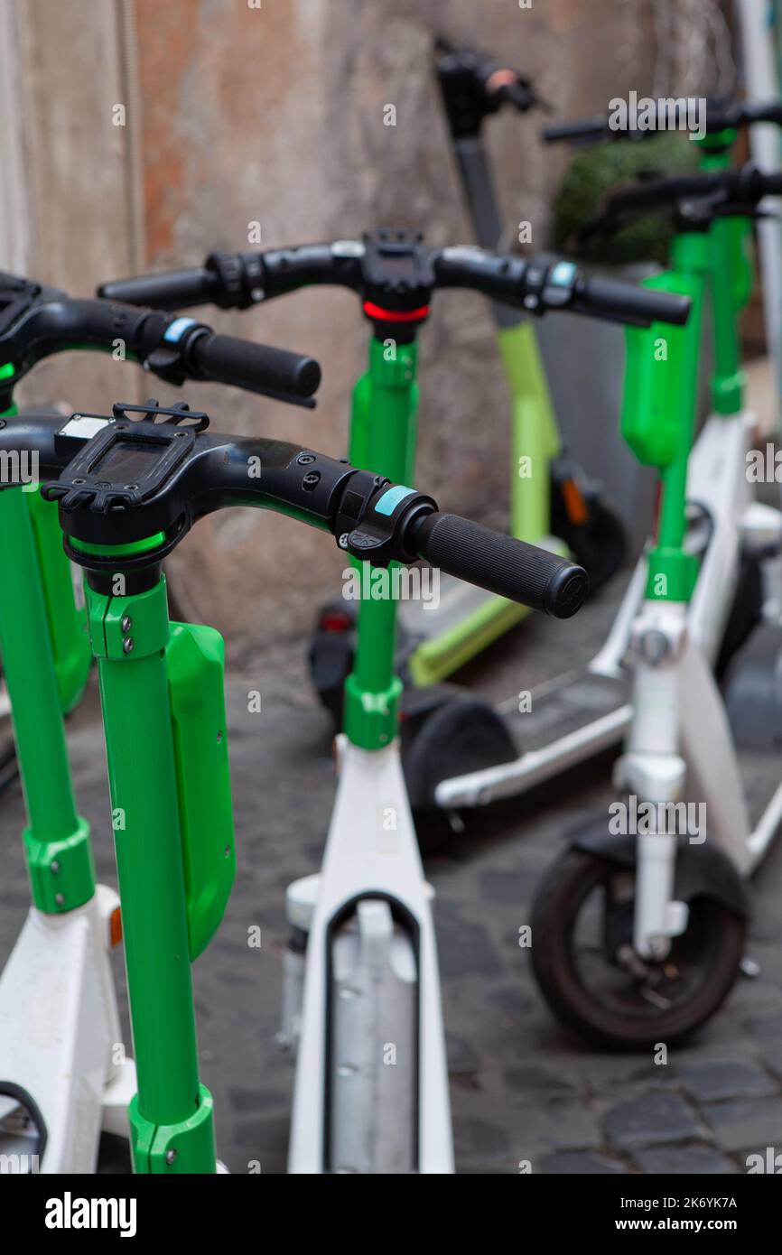 Parken von Motorroller auf einem Bürgersteig Stockfoto