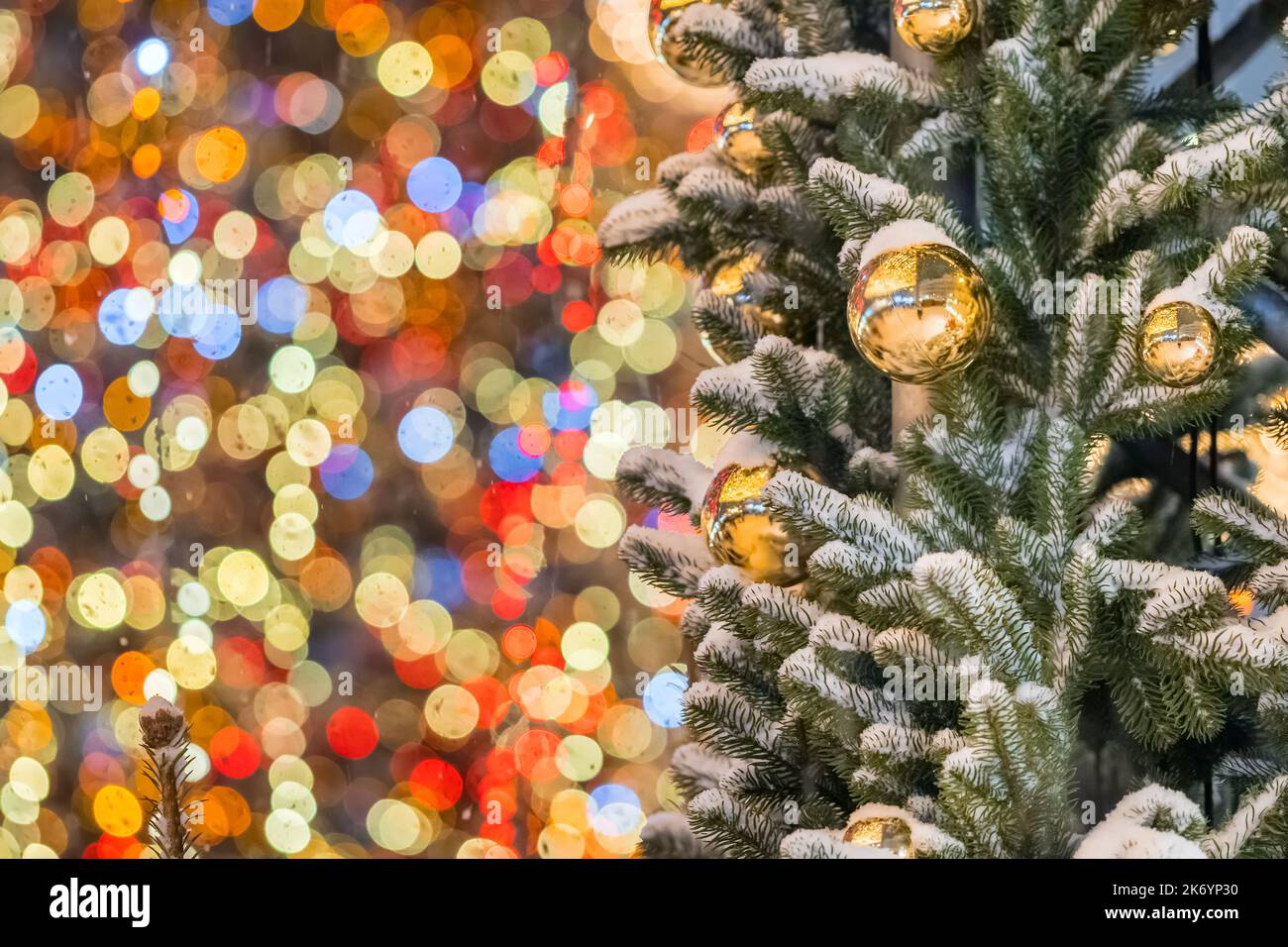 Traditionelle Weihnachtskugel auf einem Tannenzweig aus der Nähe Stockfoto