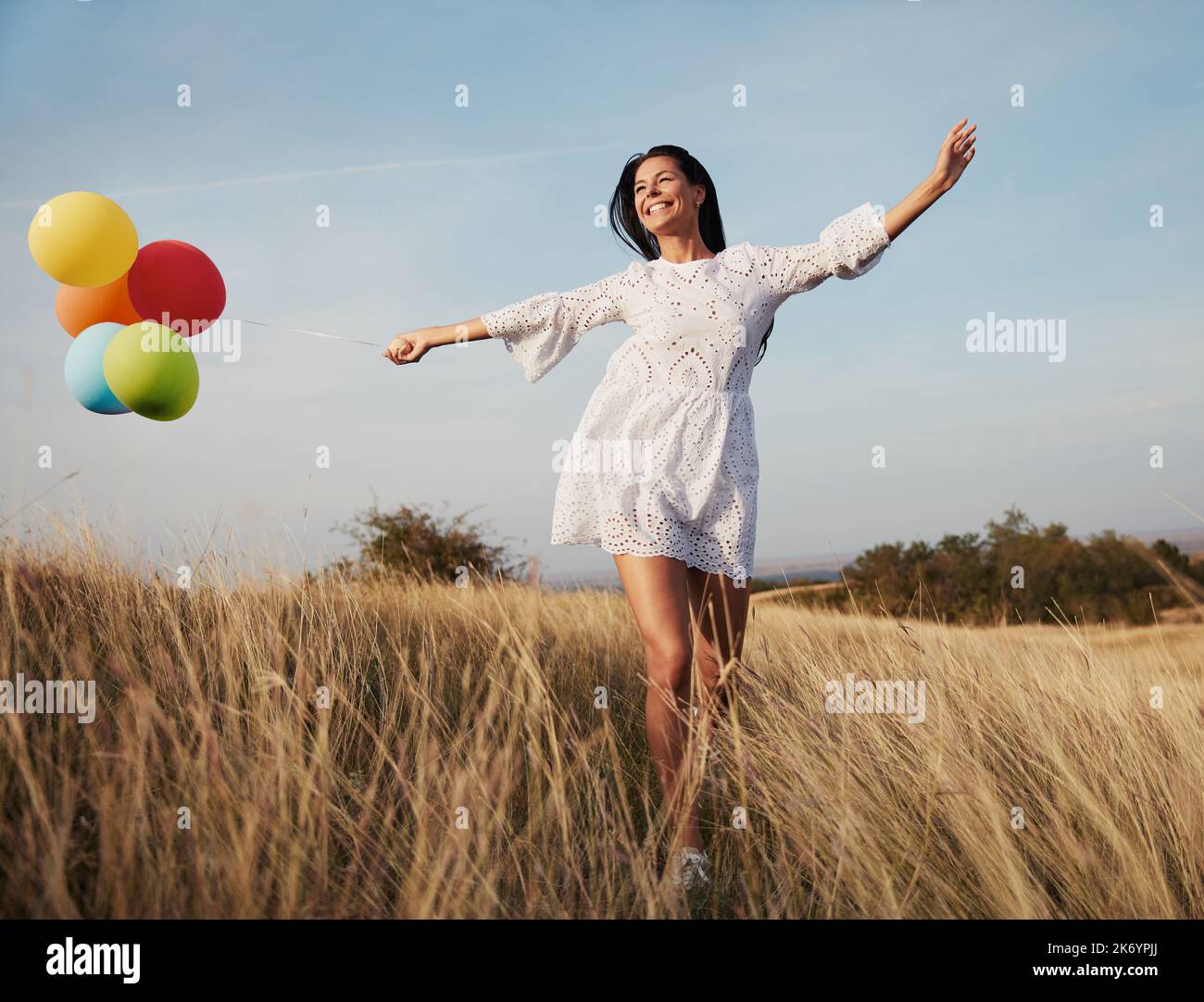 Frau Ballon Mädchen Outdoor Spaß glücklich Lebensstil Laufen Glück Natur Sommer Vitalität gesund unbeschwert Stockfoto