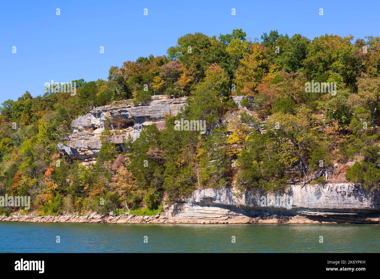 Herbstfarbe auf dem Tennessee River. Kalksteinfelsen und wunderschöne Bäume Anfang Oktober. Stockfoto