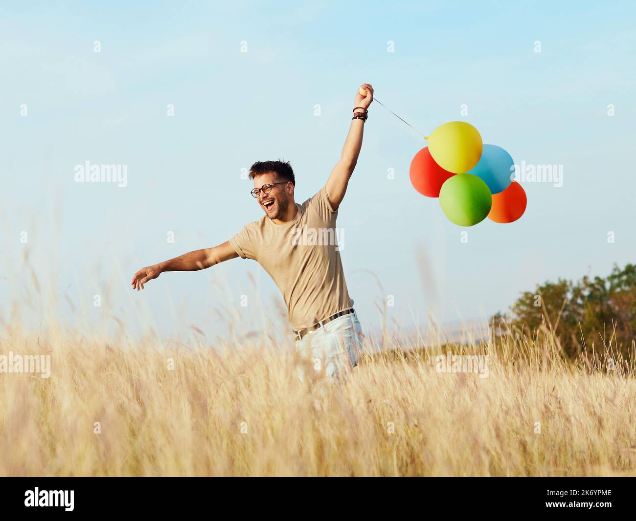 Mann Sommer Spaß Lifestyle Ballon Outdoor Community Feld Freude Stolz lgbt laufen Cheerfu spielen glückliche Freiheit Stockfoto