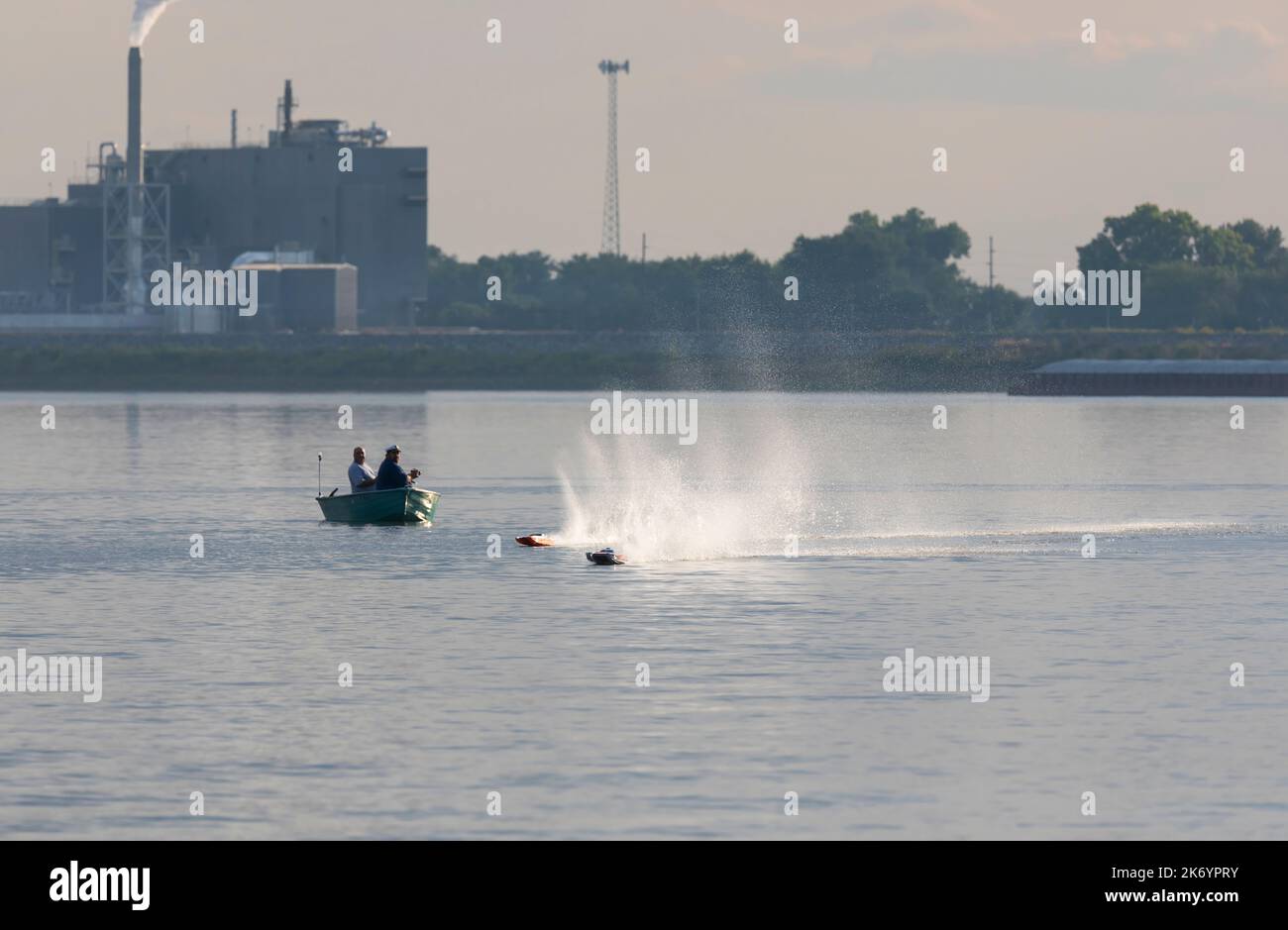 Zwei Männer fahren auf dem Mississippi River in der Nähe von Muscatine, Iowa, mit ferngesteuerten Hochgeschwindigkeitsbooten Stockfoto