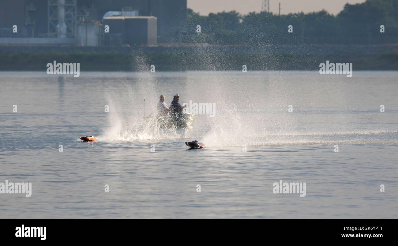 Zwei Männer fahren auf dem Mississippi River in der Nähe von Muscatine, Iowa, mit ferngesteuerten Hochgeschwindigkeitsbooten Stockfoto