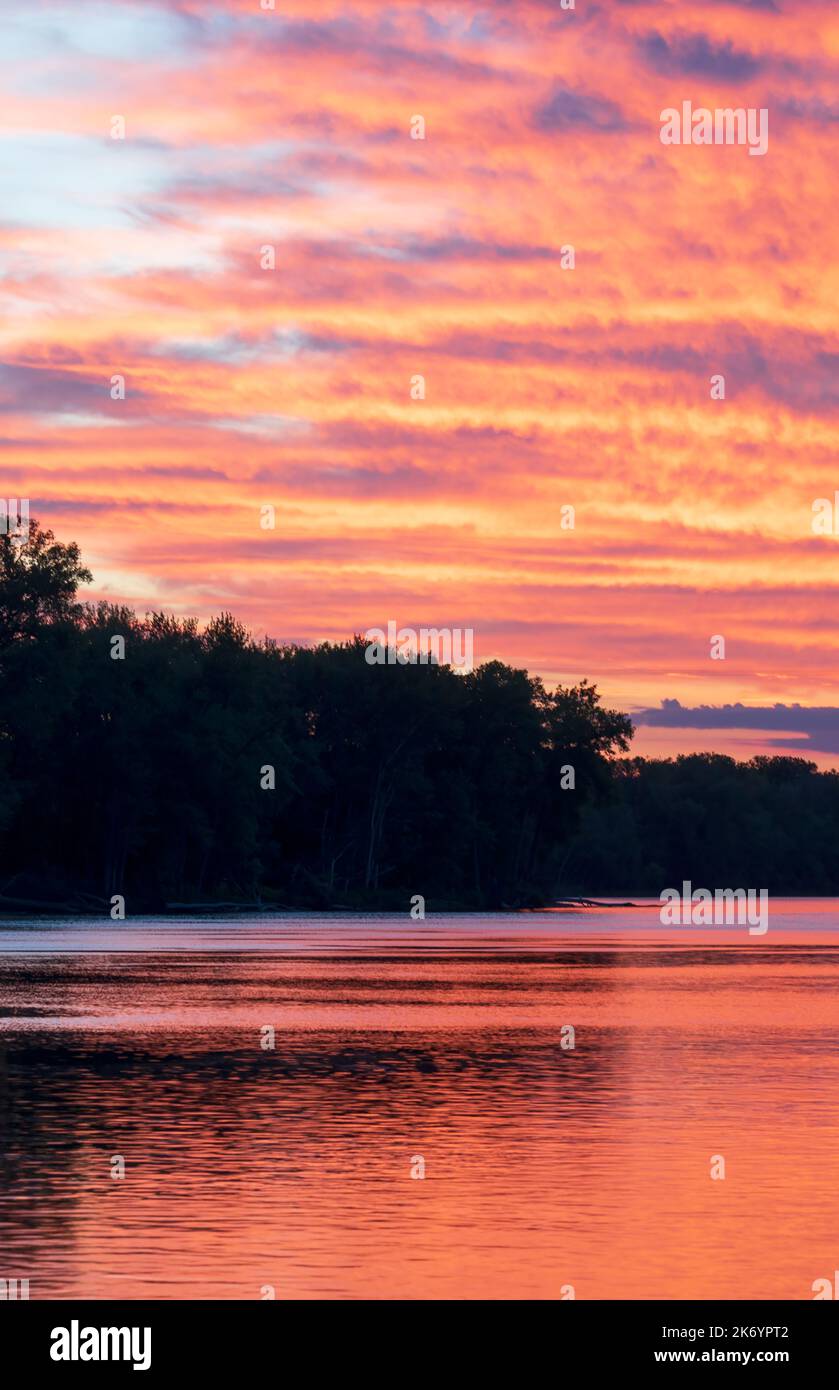 Sonnenaufgang auf dem Upper Mississippi River, Winona, Minnesota Stockfoto