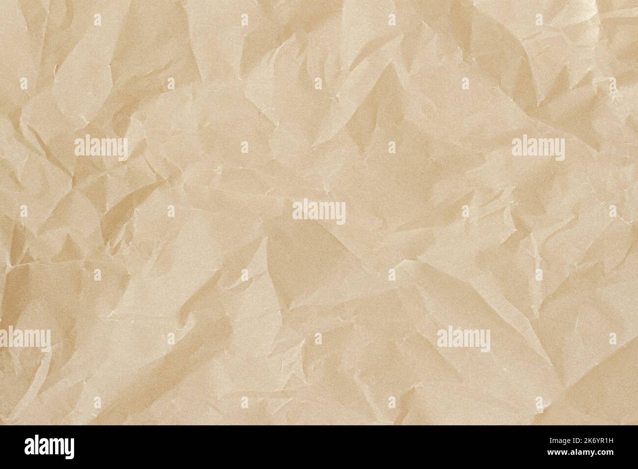 Textur aus zerknittertem beigefarbenem Papier, zerknittert, Hintergrund Stockfoto