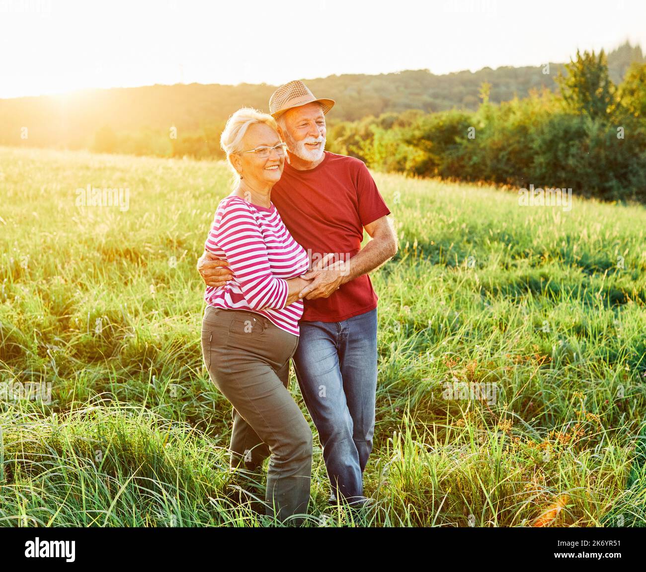 Frau Mann im Freien Senior paar glücklich Lifestyle Ruhestand zusammen lächelnd Liebe alte Natur reifen Stockfoto
