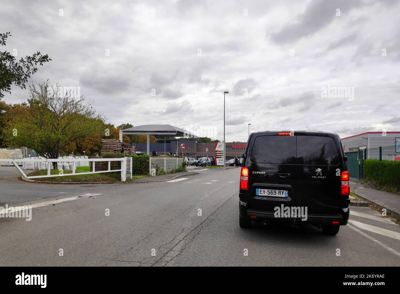 Lamorlaye, Frankreich - 16 2022. Oktober: Autos warten in der Schlange, um ihre Tanks unter der Aufsicht der Gendarmerie an einer Tankstelle zu füllen, weil Kraftstoff verbraucht wird Stockfoto
