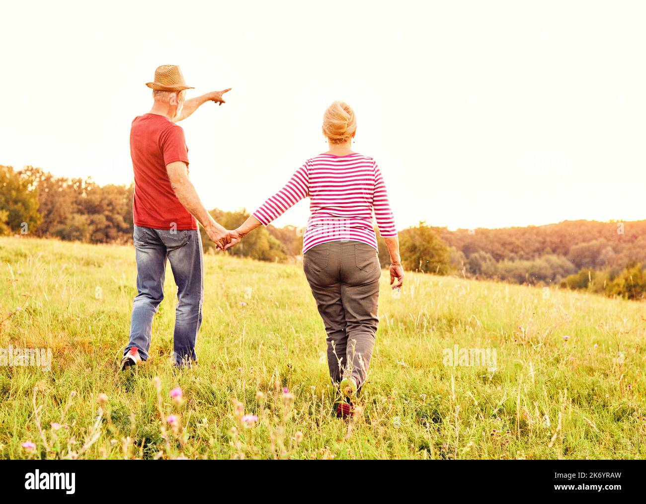 Ältere Paar glücklich Ältere lieben zusammen Ruhestand Lebensstil lächelnd Mann Frau reif Spaß Stockfoto