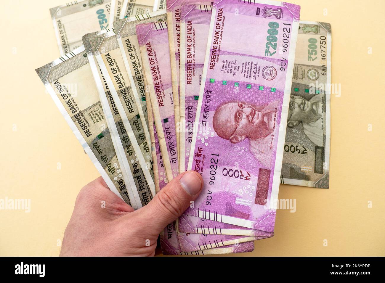 Person, die einen Haufen Indianer 2000, 500 hält, Währungsnotiz-Rupien. Stockfoto